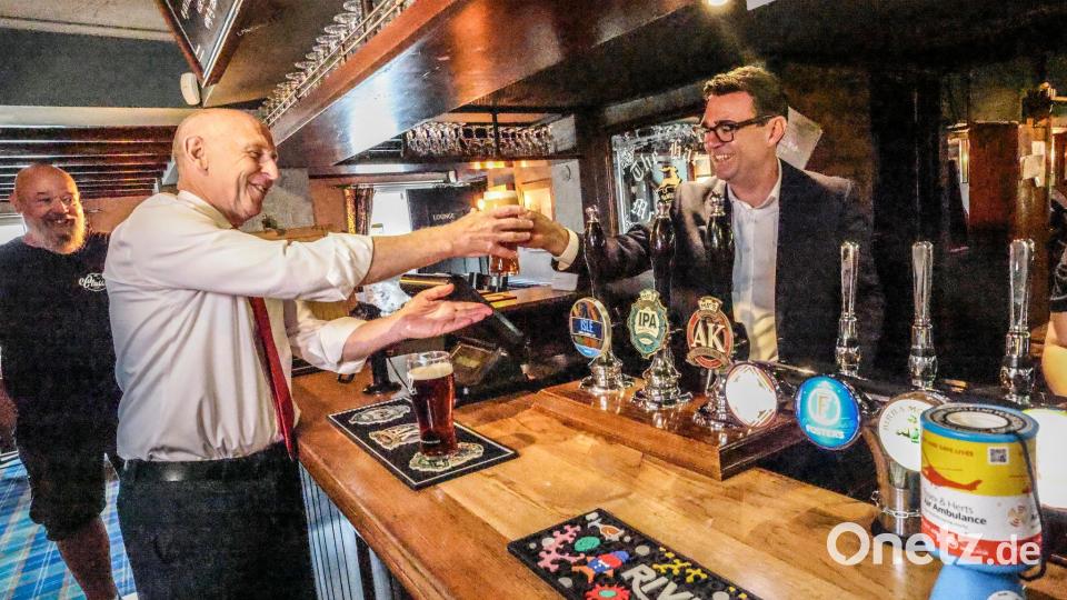 Andy Burnham besuchte in seiner ersten Woche einen Pub. Bild: Richard Pohle/The Times/PA Wire/dpa