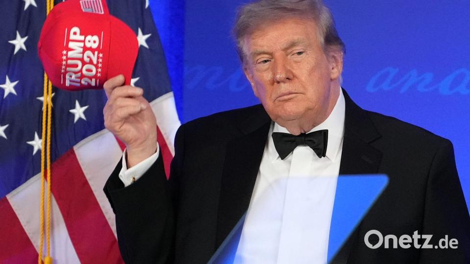Trump lobte und tadelte die Medien. Bild: Mark Schiefelbein/AP/dpa
