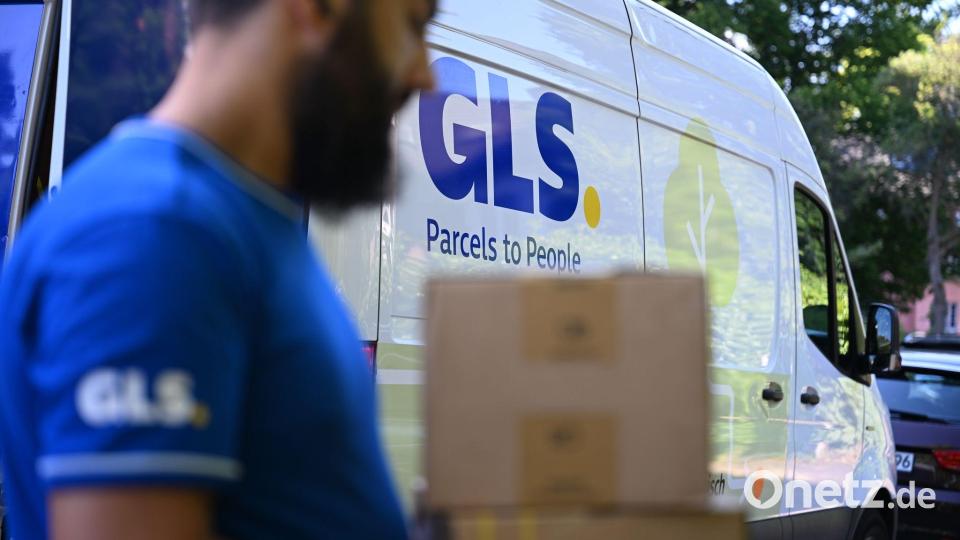Die Pakete, die der GLS-Paketbote gerade trägt, sind nicht sehr schwer - andere Sendungen auf seinen Touren dürften schwerer sein. Bild: Wolf von Dewitz/dpa