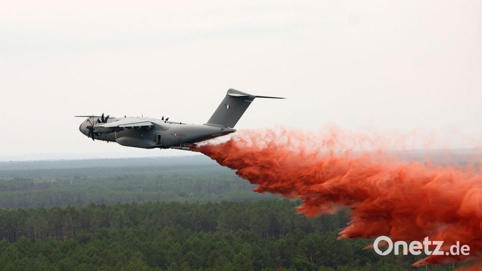 Zum Abwerfen von Löschmittel kam in Frankreich ein speziell ausgerüsteter Airbus A400M zum Einsatz. Bild: Abdul Saboor/Pool Reuters/AP/dpa