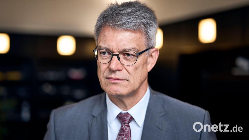Der Umgang des Kanzlers mit Verkehrsminister Schnieder sorgt für Unmut. (Archivbild) Bild: Michael Ukas/dpa