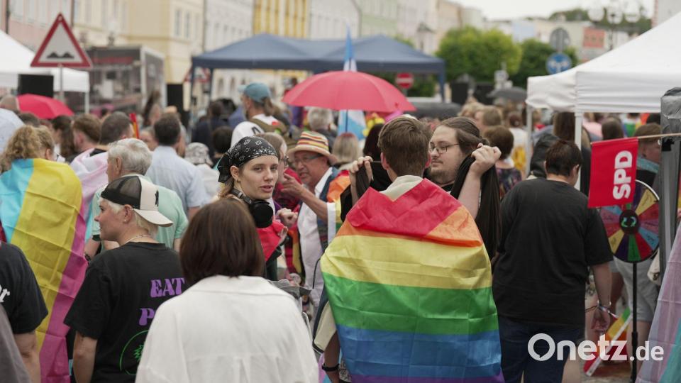 Mehrere Hundert Menschen kamen zum CSD in Mühldorf. Bild: Ehsan Monajati/dpa