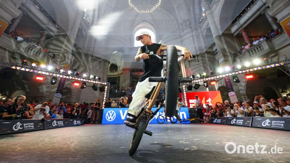 Sport im Rathaus: Die BMX-Fahrer hatten bei den Finals einen ganz besonderen Wettkampf. Bild: Robert Michael/dpa