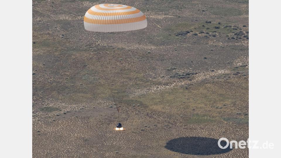 Die Raumkapsel Sojus MS-28 landet in der kasachischen Steppe Bild: Bill Ingalls/Nasa/dpa
