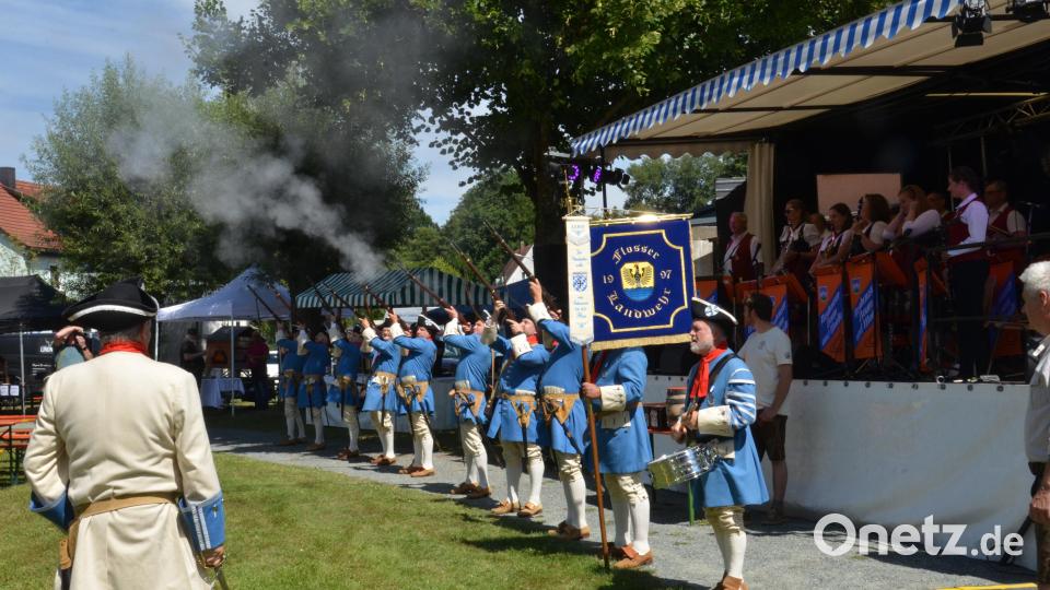 Die Schüsse der Flosser Landwehr hallten über das Festgelände und markierten den offiziellen Beginn des 48. Bürgerfests. Bild: Elisabeth Dobmayer