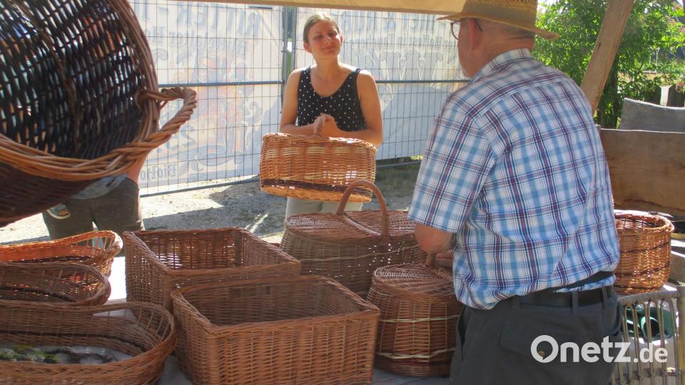 Nur naturbelassene Weiden verwendet der Korbflechter für seine Körbe. Bild: Richard Braun