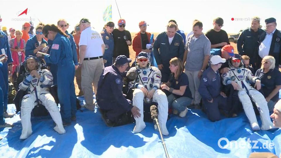 Die Raumfahrer Christopher Williams (links) sowie Sergei Kud-Sverchkov (Mitte) und Sergei Mikaev nach der Landung Bild: Uncredited/Roscosmos space corporation/AP/dpa
