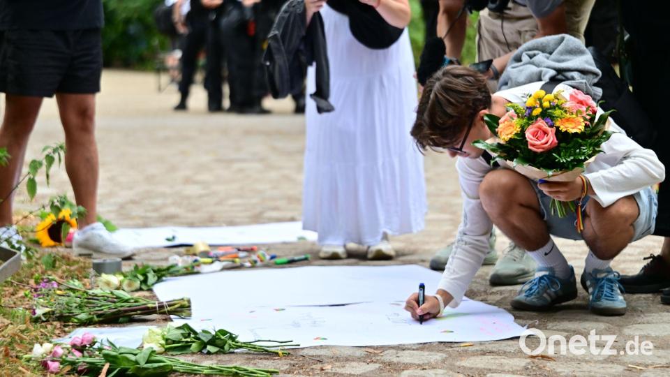 Trauer und Tränen in Berlin nach dem Anschlag auf den CSD. Bild: Sebastian Gollnow/dpa