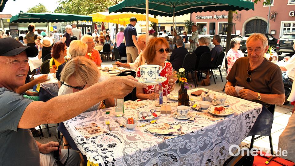 Auf jedem Tisch wurde der Kaffee aus einem besonderen, historischen Service getrunken. Eines davon ist 100 Jahre alt. Die Service stammen aus dem Fundus des Fördervereins. Bild: Ulla Britta Baumer