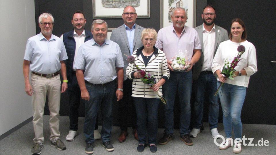 Richard Kammerer (hinten Mitte) und Julian Krauß (hinten rechts) verabschiedeten Johann Gurdan, Harald Gößl, Herbert Steiner, Johanna Krauß, Ludwig Biller und Julia Härning (von links) und bedankten sich für ihre zuverlässige Arbeit. Bild: Johann Kneißl