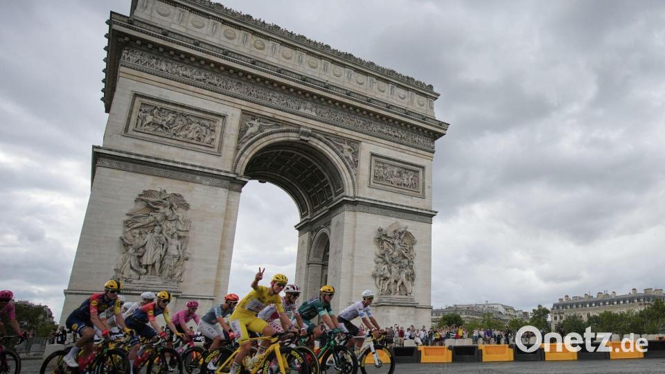 Tadej Pogacar auf seiner Tour d'Honneur in Paris. Bild: Mosa'ab Elshamy/AP/dpa
