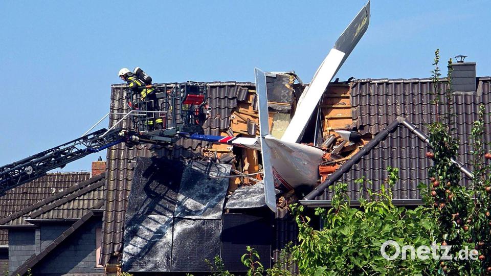 Leichtflugzeug stürzt in Haus in Ganderkesee. Bild: Fotoreport-DB/NWM-TV/dpa