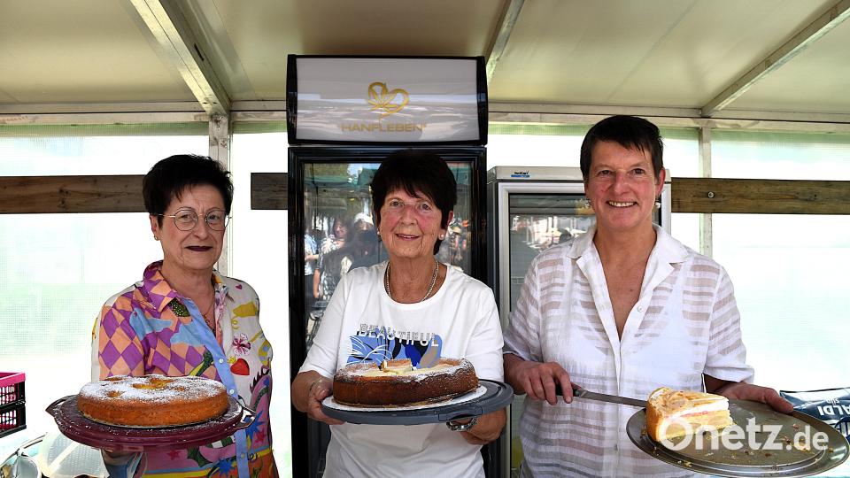 Die Frauen im Förderverein haben 14 Kuchen und Torten gebacken, es gab aber auch noch weitere Kuchenspenden von ortsansässigen Cafés. Bild: Ulla Britta Baumer