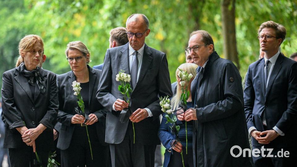 Kanzler Friedrich Merz gedachte am Tatort der Opfer. Bild: Annegret Hilse/Reuters Pool via AP/dpa