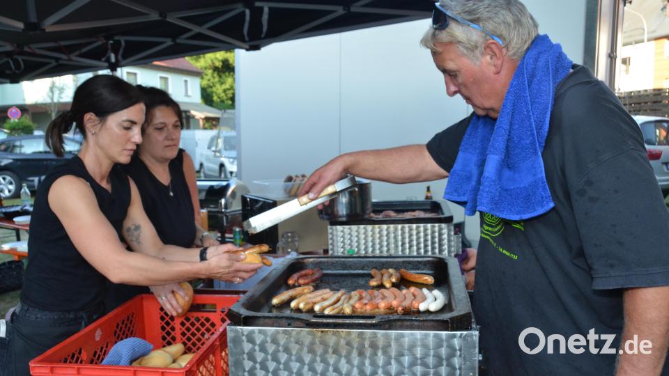 Die Flosser Landmetzgerei Lindner hatte unter anderem Bratwurstsemmeln im Angebot. Bild: Elisabeth Dobmayer