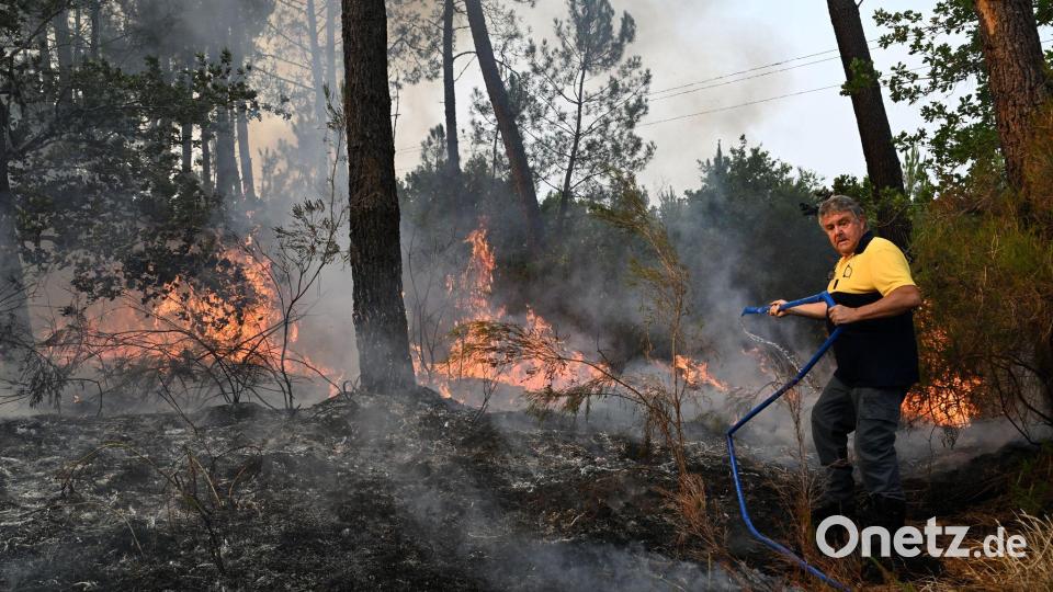Ein Anwohner kämpft gegen die Flammen. Bild: Emma Da Silva/AP/dpa