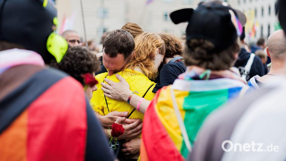 Nach dem Anschlag am Rande des CSD in Berlin trauern viele Menschen, unter anderem vor dem Brandenburger Tor. Bild: Christoph Soeder/dpa