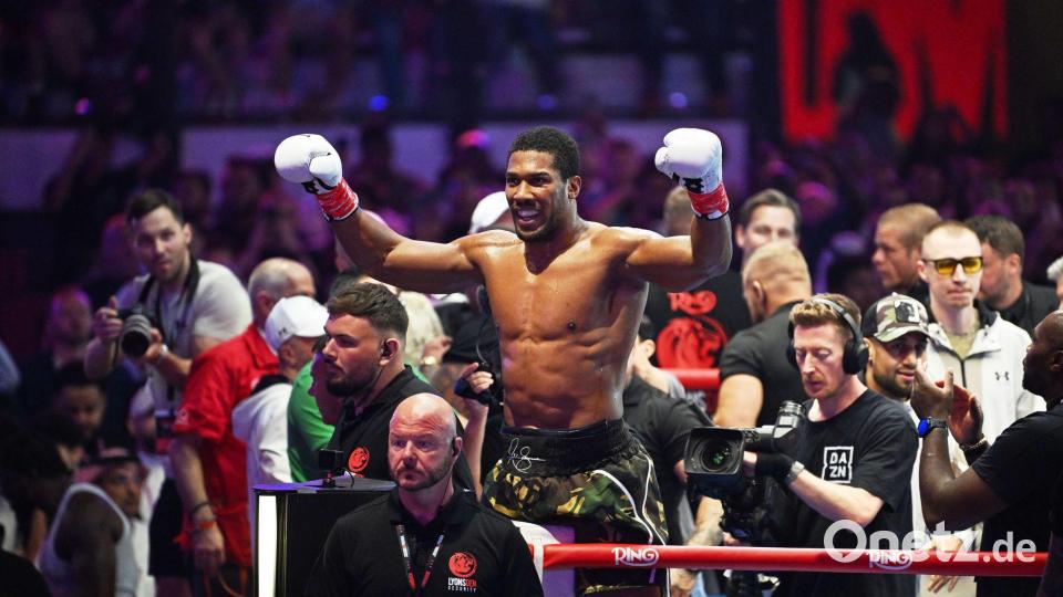 Am Ende feierte Joshua den Sieg - und den Ausblick auf einen lukrativen Fight gegen Tyson Fury. Bild: Ali Issa/AP/dpa
