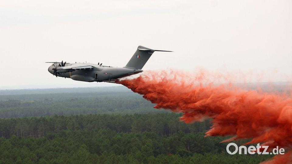 Ein Airbus A400M wirft Löschmittel über dem Waldbrand nahe Lacanau ab. Bild: Abdul Saboor/Pool Reuters/AP/dpa