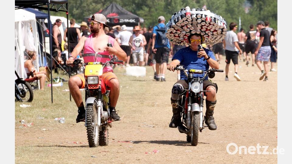 Beim Simson-Treffen in Zwickau kommt es auch auf das Outfit an. Bild: Sebastian Willnow/dpa