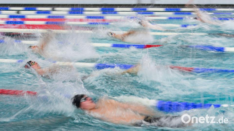 Athleten schwimmen im Becken bei der Deutschen Meisterschaft in Hannover. Bild: Robert Michael/dpa