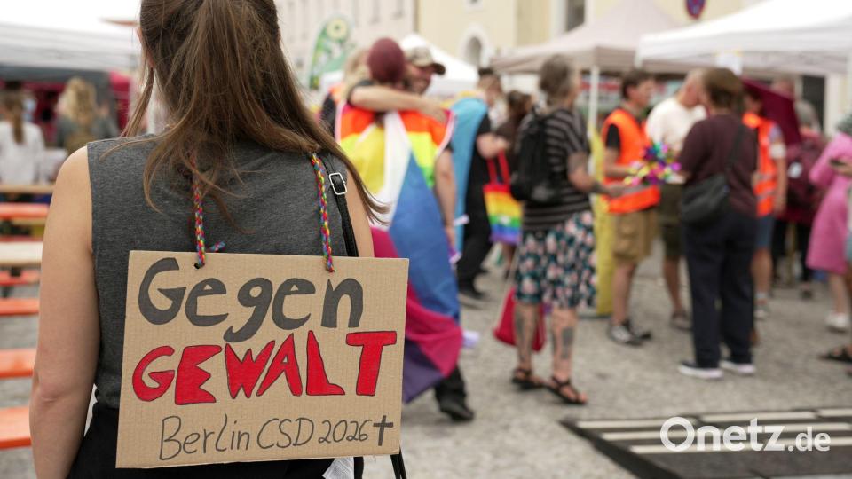 Der CSD in Mühldorf fand trotz des Angriffs in Berlin statt. Bild: Ehsan Monajati/dpa
