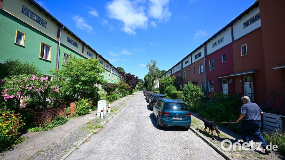 Wegen der bunten Fassaden wird die Siedlung auch Papageiensiedlung genannt. Bild: Sebastian Gollnow/dpa