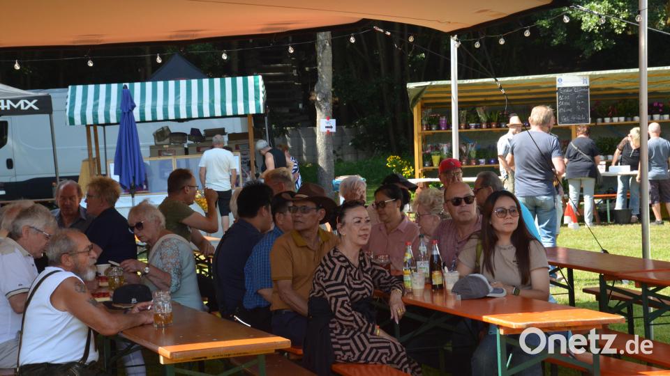 Etliche Gäste verfolgten bereits am Nachmittag das Anzapfen des Holzfasses mit dem Festbier. Bild: Elisabeth Dobmayer