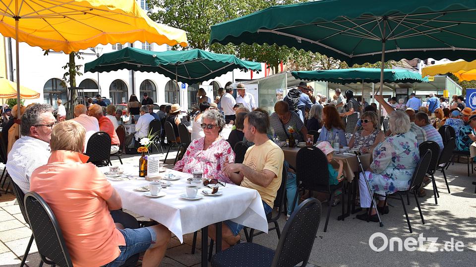 Die Gäste rückten gern eng zusammen, denn jso viele kamen immer wieder dazu und wollten unbe3dingt an der schönen Veranstaltung teilnehmen. Bild: Ulla Britta Baumer