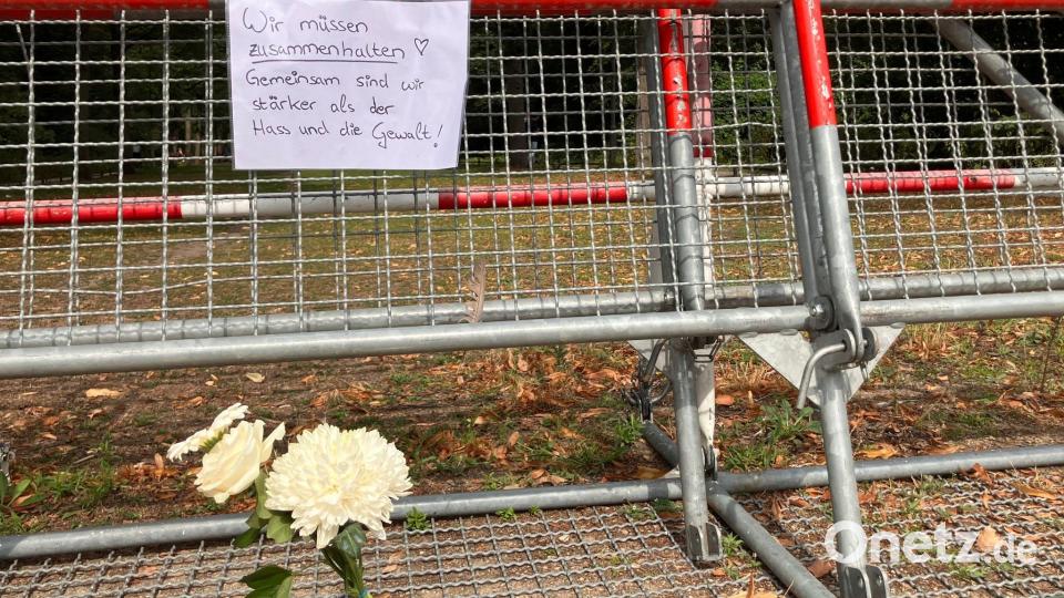 Menschen drücken ihre Gefühle auf Zetteln und mit Blumen nach dem Anschlag auf den Berliner CSD aus. Bild: Monika Wendel/dpa