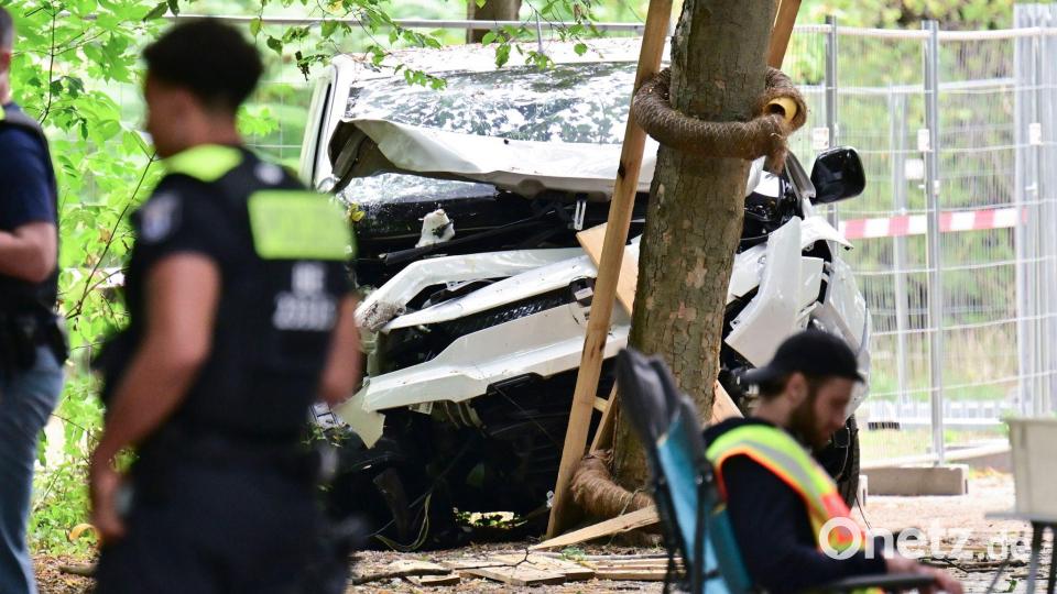 Auto rast in Menschenmenge - CSD abgebrochen Bild: Sebastian Gollnow/dpa