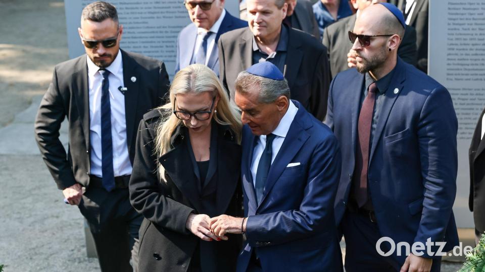 Wagner und Friedman halten sich an den Händen. Bild: Daniel Löb/dpa