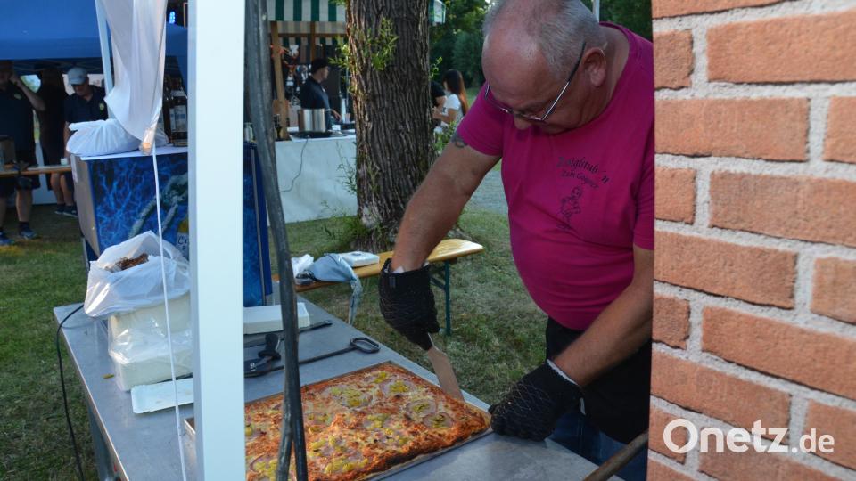 Die Helfer der Zoiglstube "Zum Gogerer" tischten Pizzen aus dem Backofen auf. Bild: Elisabeth Dobmayer