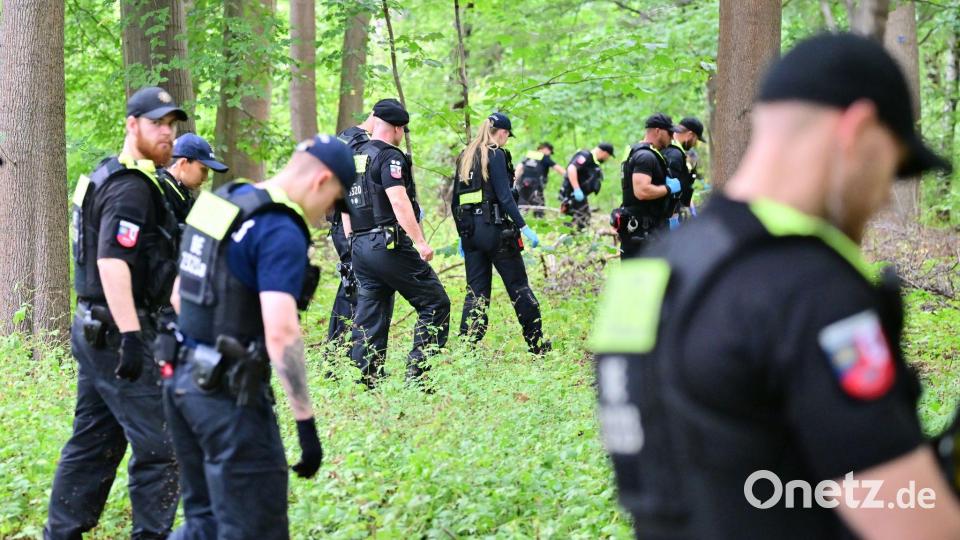 Die Polizei durchsuchte das Unterholz nahe dem Tatort. Bild: Sebastian Gollnow/dpa