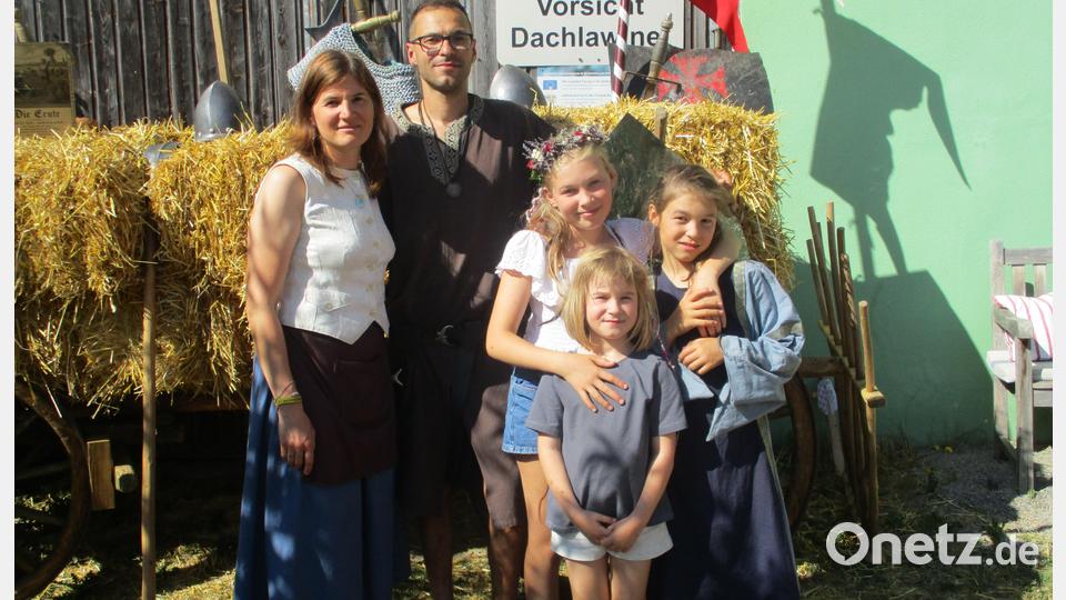 Bianca und Philipp Wiederspick mit ihren Töchtern Leni, Heidi und Marie freuen sich über den guten Besuch des Hoffestes. Bild: Richard Braun