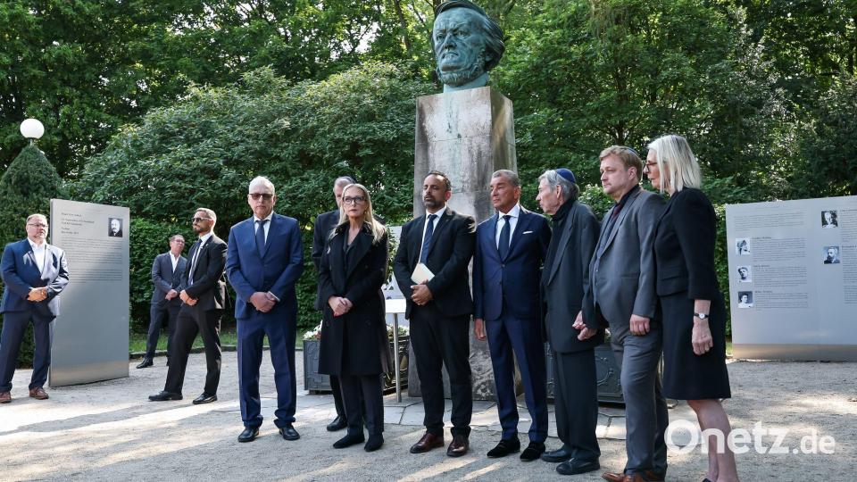 Friedman und Wagner besichtigten die Ausstellung „Verstummte Stimmen“. Bild: Daniel Löb/dpa