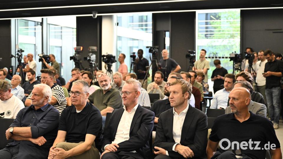 Marc Kosicke (r) saß bei Jürgen Klopps Vorstellung ganz vorne. Bild: Florian Wiegand/dpa
