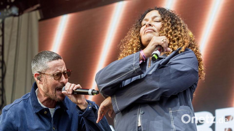 Joy Denalane (r) und Max Herre treten beim "Old But Gold"-Festival auf Bild: Markus Scholz/dpa