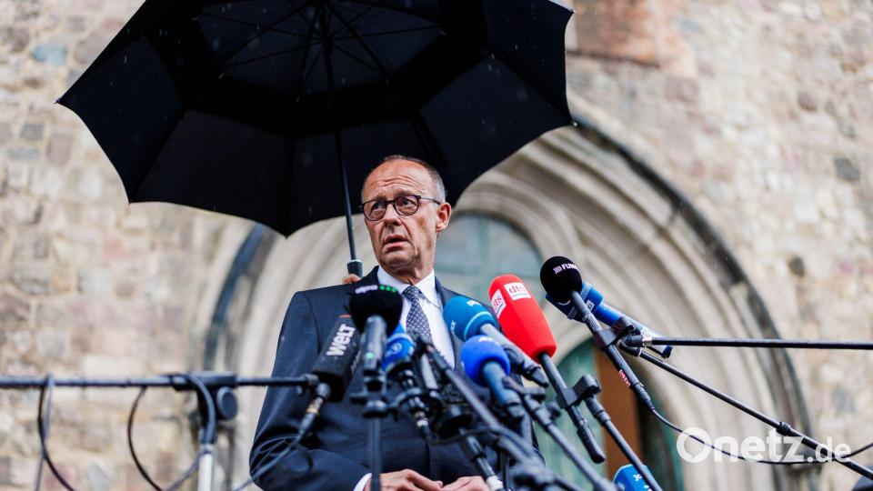 Bundeskanzler Friedrich Merz (CDU) rief dazu auf: „Lassen sie sich, lassen wir uns nicht einschüchtern.“ Bild: Christoph Soeder/dpa