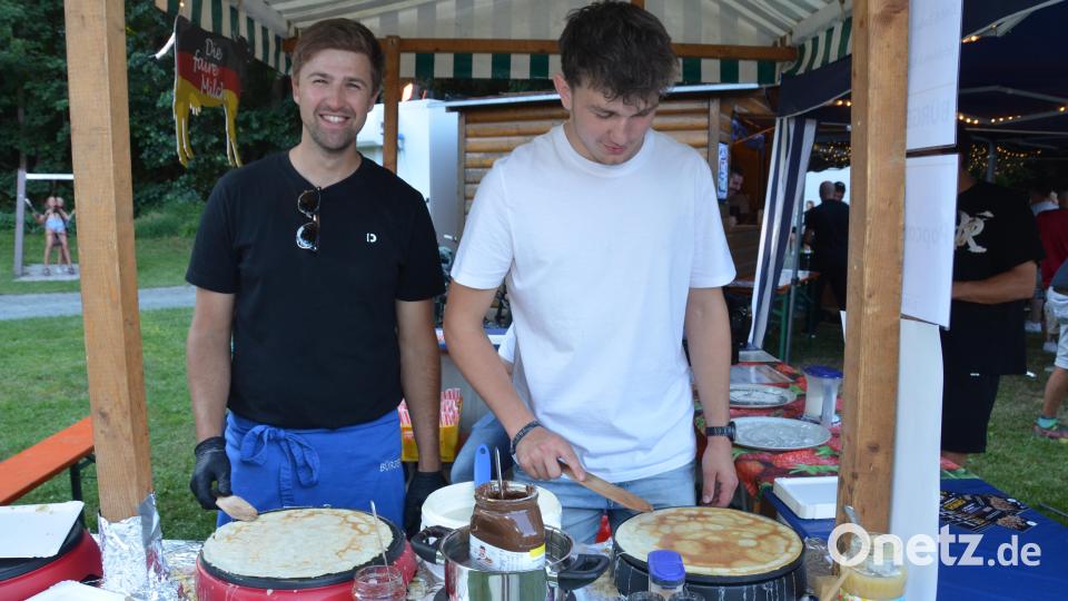 Am Crêpes-Stand der Bürgerliste servierten Christian (links) und Florian (rechts) hauchdünne Pfannkuchen mit einem Belag nach Wahl oder auch pur. Bild: Elisabeth Dobmayer