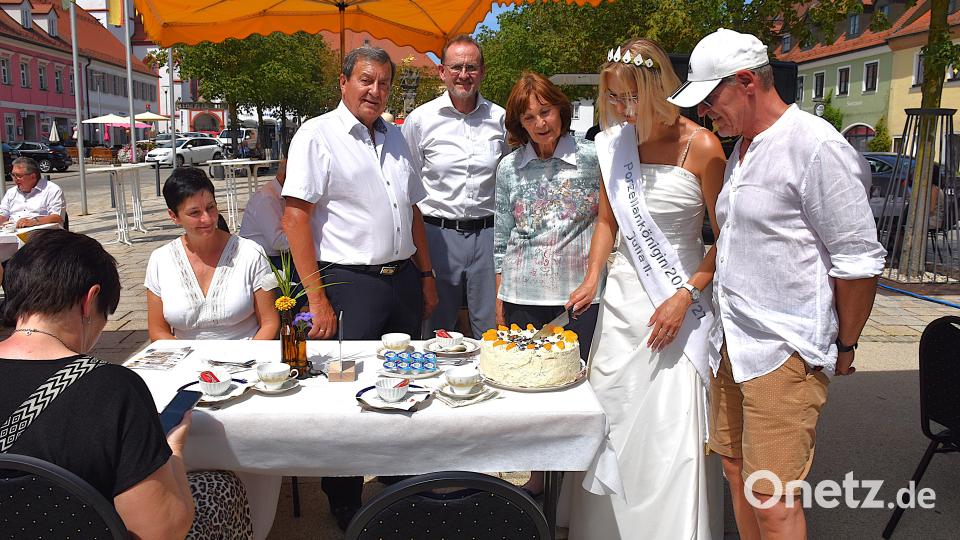 Porzellankönigin Julia II. (Zweite von rechts ) aus Selb schnitt zum Auftakt der Veranstaltung eine Torte an. Hauptorganisator Franz Göhl (links) freute sich riesig über den Ansturm. Bild: Ulla Britta Baumer