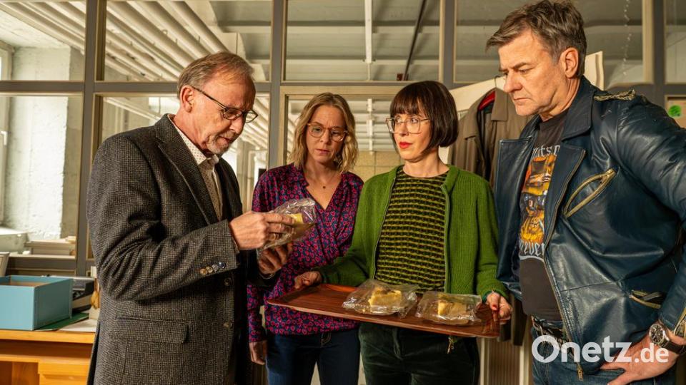 Die neue kommissarische Leiterin Dr. Linda Hösl (Eva Karl Faltermeier, 2.v.r.) bringt ihren Mitarbeitern Ludwig Schaller (Alexander Held, l.), Angelika Flierl (Bernadette Heerwagen, 2.v.l.) und Harald Neuhauser (Marcus Mittermeier, r.) Kuchen ins Büro. Könnte sie doch netter sein als anfangs angenommen? Bild: ZDF/Susanne Bernhard
