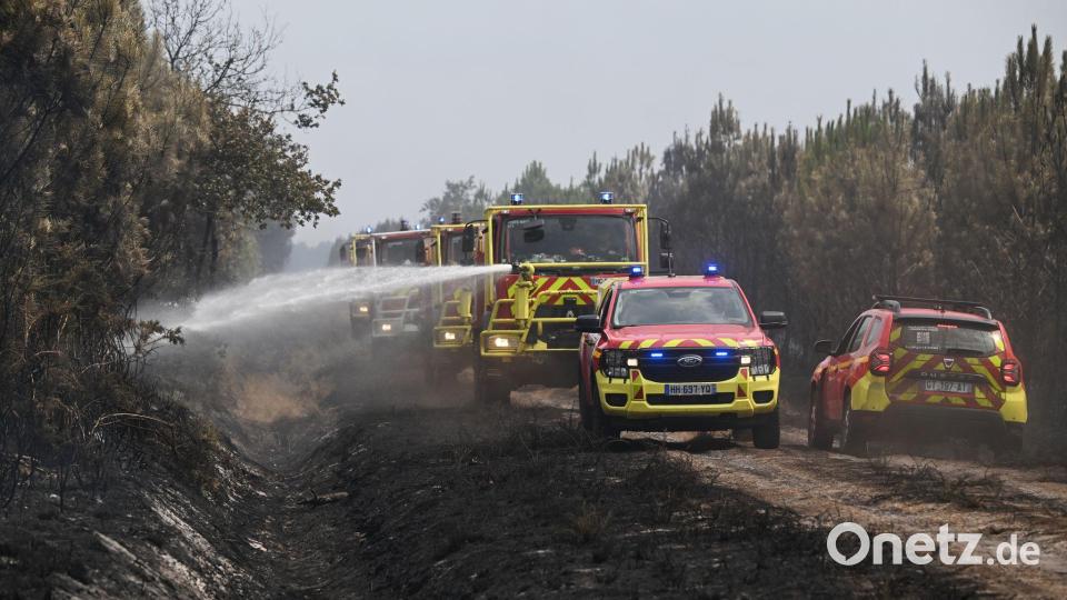 Die Feuerwehr kämpft weiter mit einem Großaufgebot gegen die Waldbrände bei Bordeaux. Bild: Emma Da Silva/AP/dpa