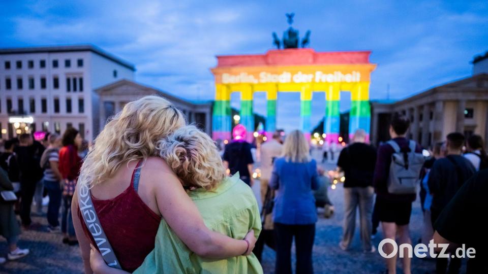 Das Brandenburger Tor wurde nach dem Anschlag in Regenbogenfarben angestrahlt. Bild: Christoph Soeder/dpa