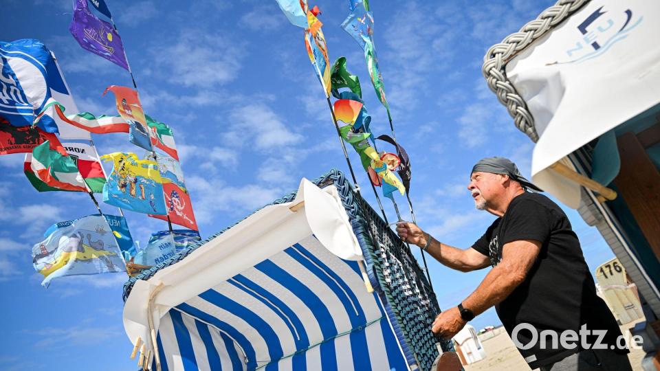 Strandkorb-Beflaggung Bild: Sina Schuldt/dpa