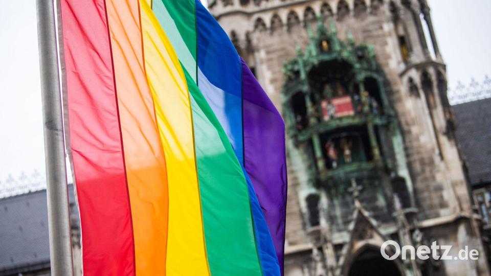 Als Zeichen der Solidarität wehen vor dem Münchner Rathaus Regenbogenflaggen. (Archivbild) Bild: Lino Mirgeler/dpa