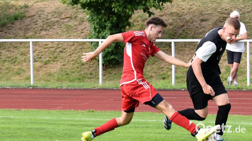 Der TSV Konnersreuth (links Raphael Mittereder) gewann das Stiftlandderby bei der SpVgg Wiesau (rechts Sebastian Stalla) mit 2:1. Bild: Rudi Gebert