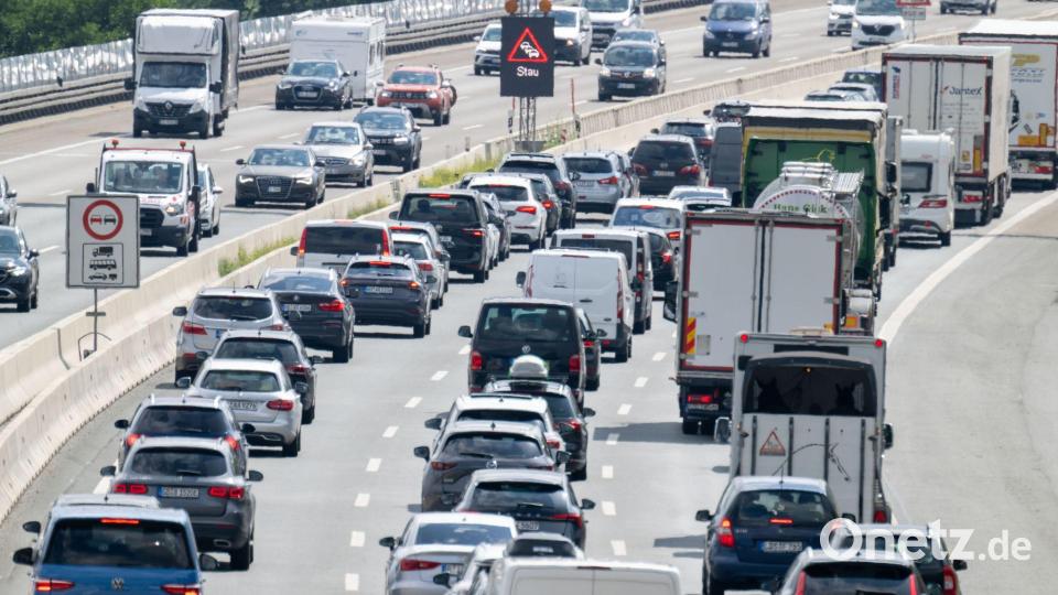 Besonders zu Beginn der Sommerferien ist die Staugefahr auf bayerischen Autobahnen groß. (Archivbild) Bild: Pia Bayer/dpa