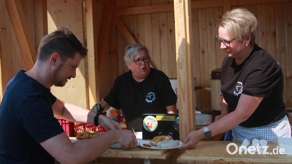Am Weißwurststand wurde "guter Abverkauf" gemeldet. Bild: Werner Robl