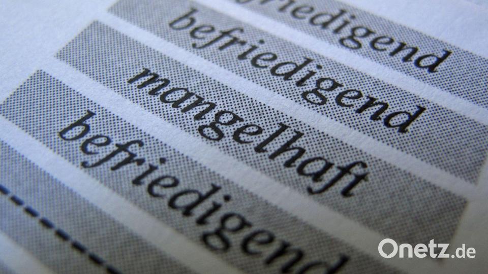 Mit einer Fünf im Zeugnis fällt der Heimweg vielen Kindern und Jugendlichen schwer. (Symbolbild) Bild: Ina Fassbender/dpa